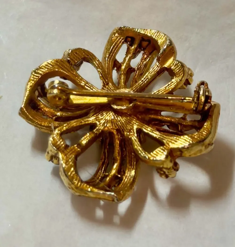 Vtg Gold-Tone Bow Brooch with Red Rhinestones and Faux Seed Pearls 1